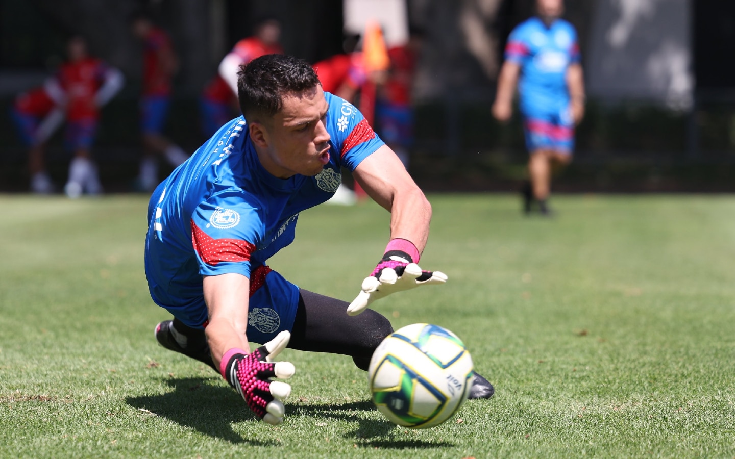 Oscar Whalley en entrenamiento con Chivas.