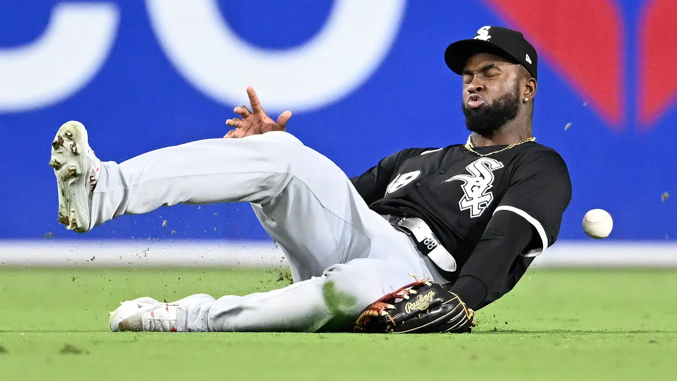 EL PATRULLERO DE WHITE SOX LLEGA TARDE POR LA PELOTA