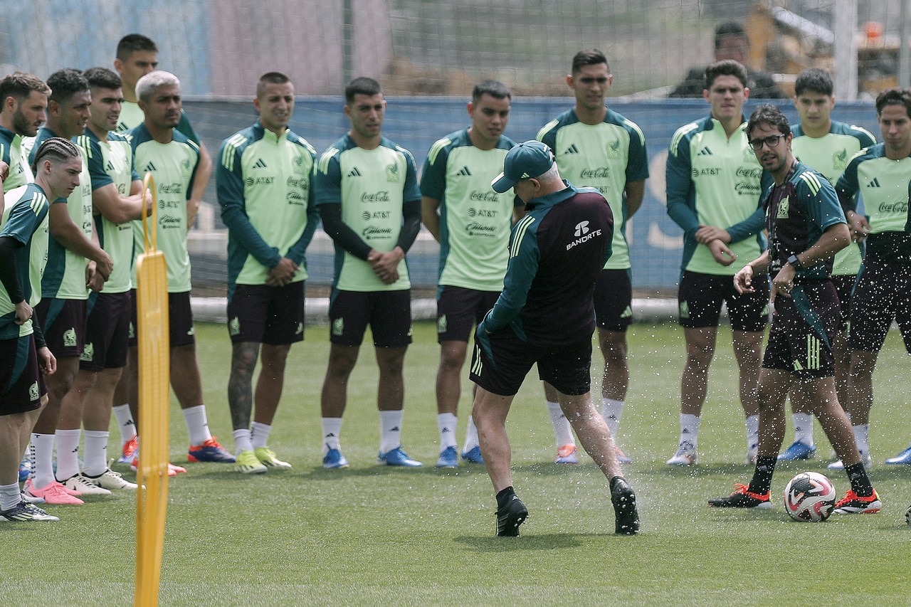 Jugadores del Tricolor en entrenamiento al mando del Vasco Aguirre.