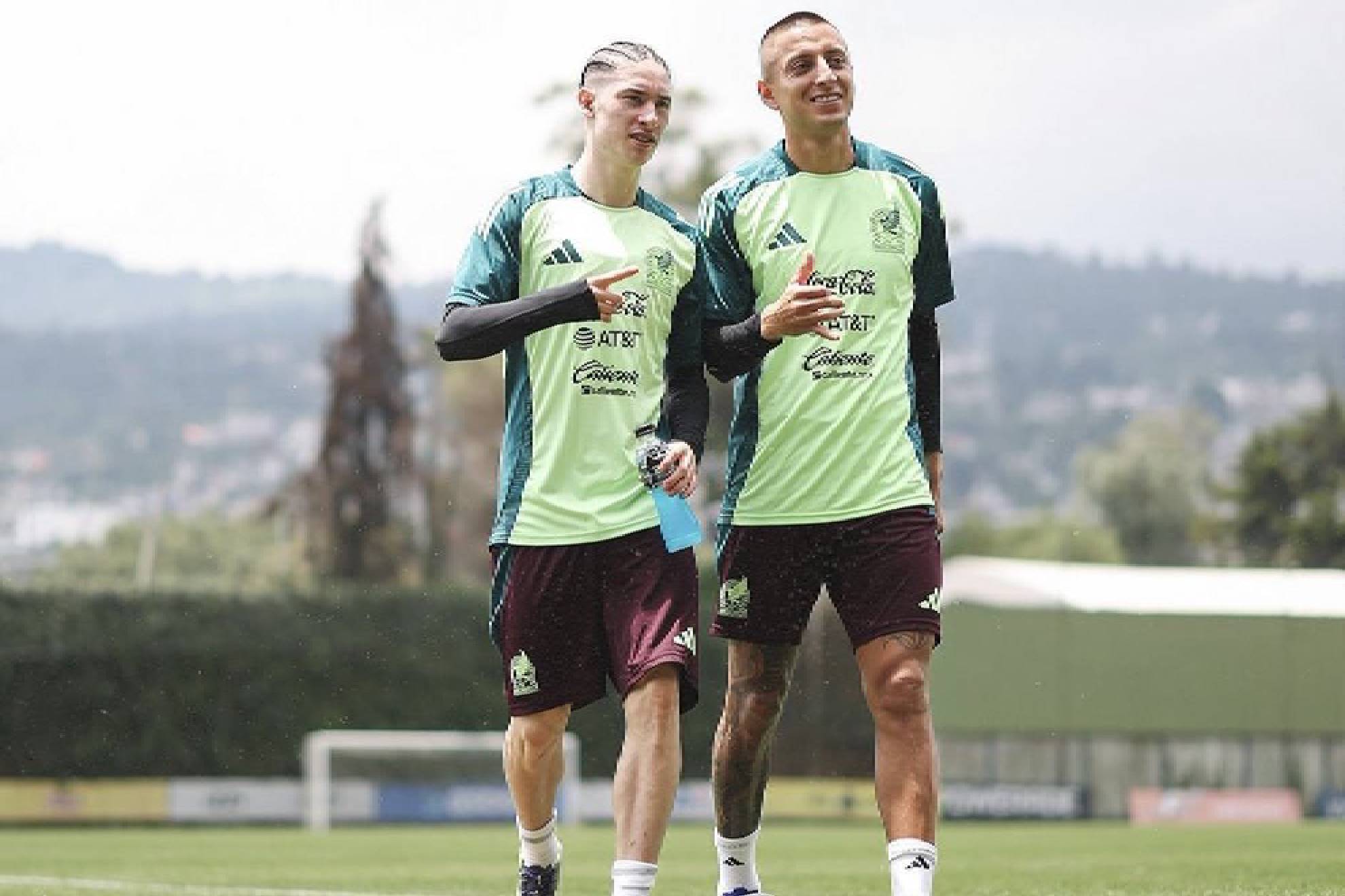 Marcelo Flores y Roberto Alvarado en entrenamiento con el Tricolor.