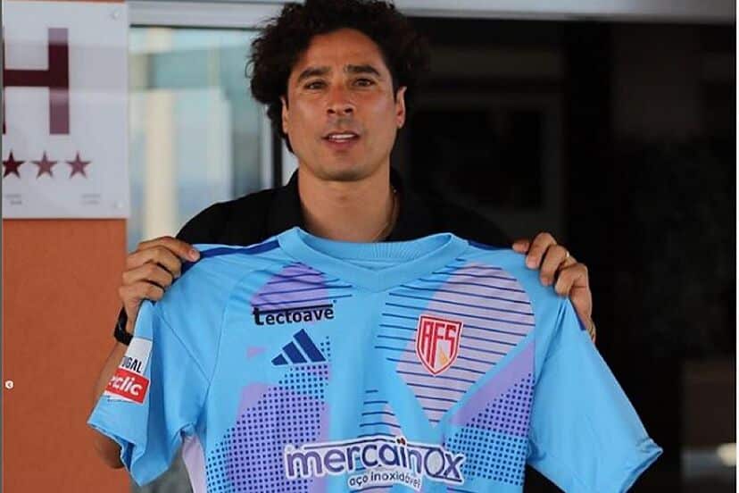 Guillermo Ochoa en su presentación con el AVS de Portugal.