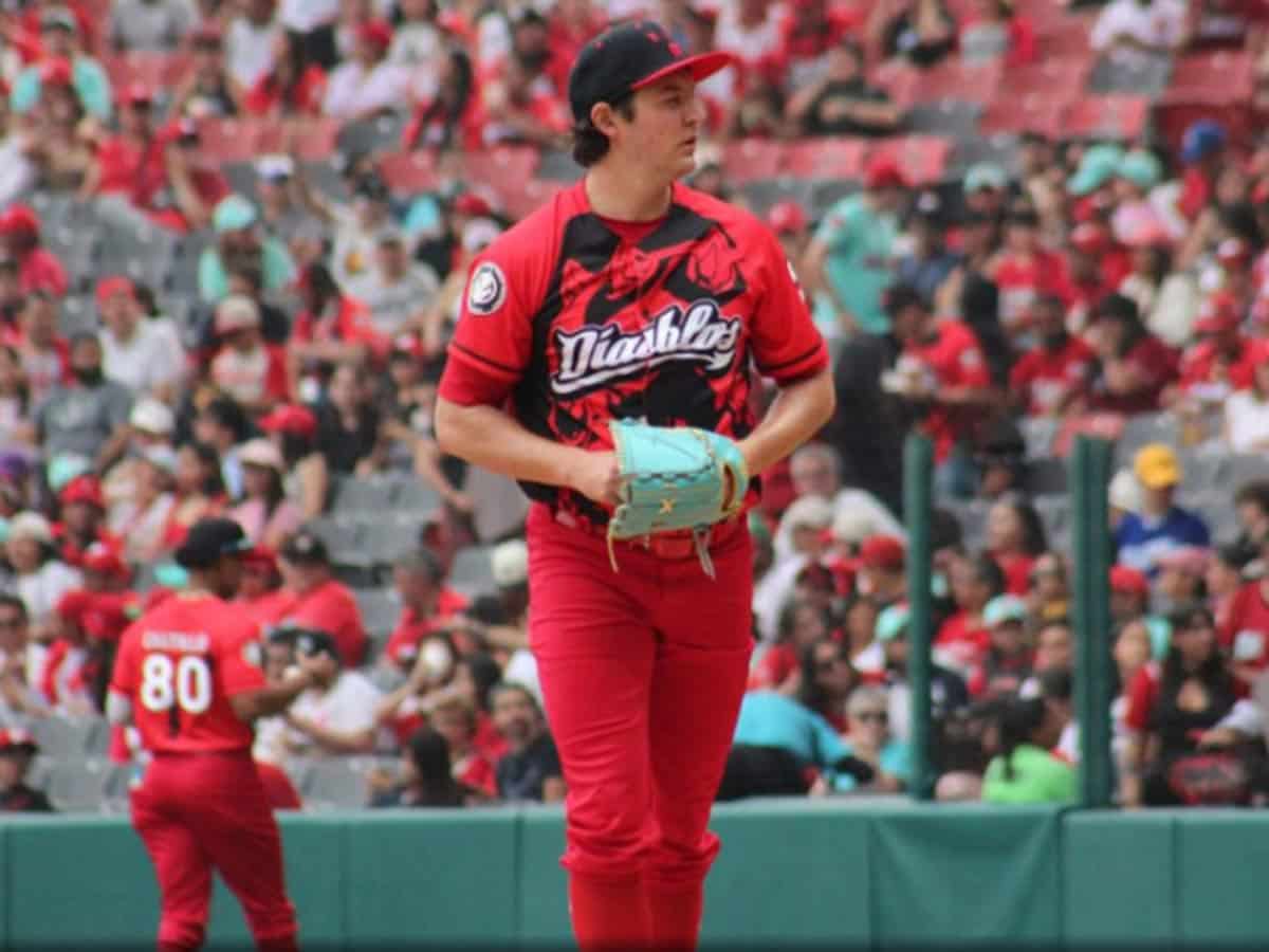 Trevor Bauer lanzando en la serie final del sur ante Guerreros.