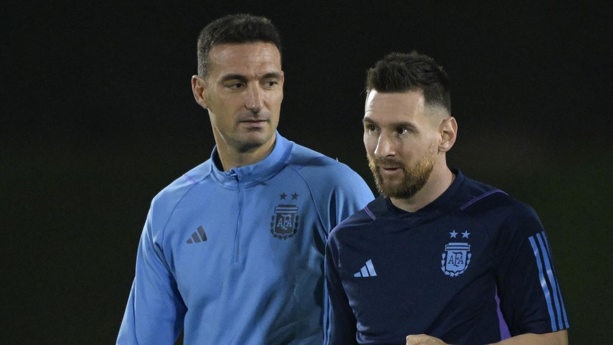 Lionel Messi junto a Scaloni en el Mundial de Qatar.