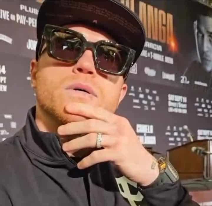 Canelo Álvarez luce un lujoso reloj en la rueda de prensa.