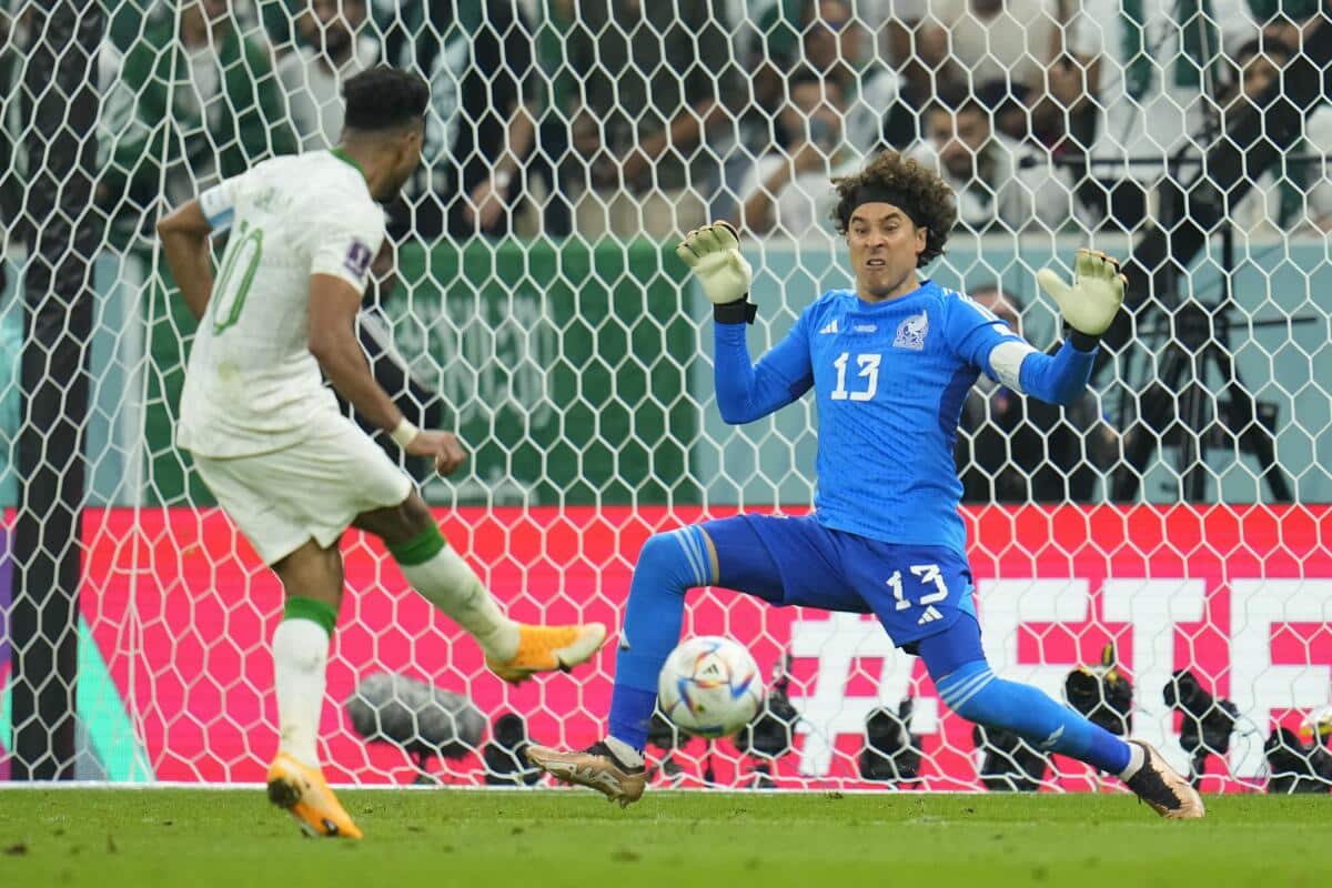 GUILLERMO OCHOA CERRANDO LA PUERTA ANTE DISPARO