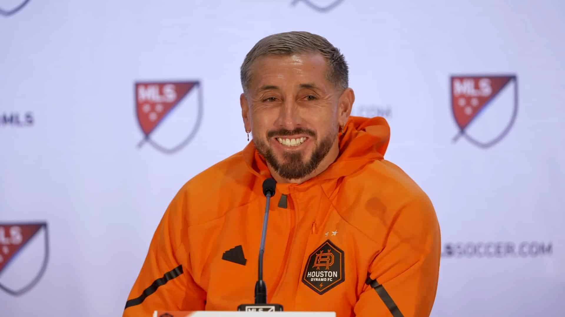 Héctor Herrera en rueda de prensa con su equipo de la MLS.