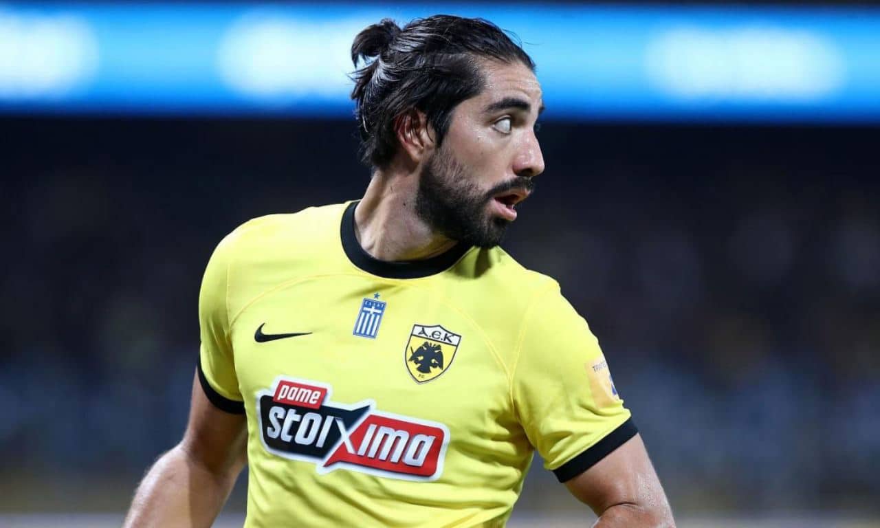 Rodolfo Pizarro en partido del AEK Atenas de Grecia.