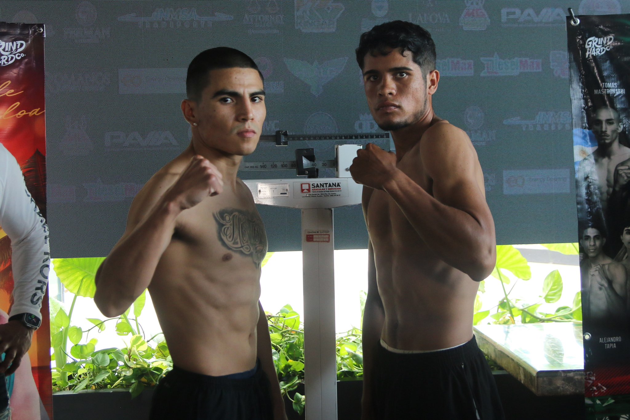 ADRIÁN MONTOYA A LA IZQUIERDA Y ÓSCAR MURGUÍA A LA DERECHA, POSAN PARA LA FOTO TRAS EL PESAJE