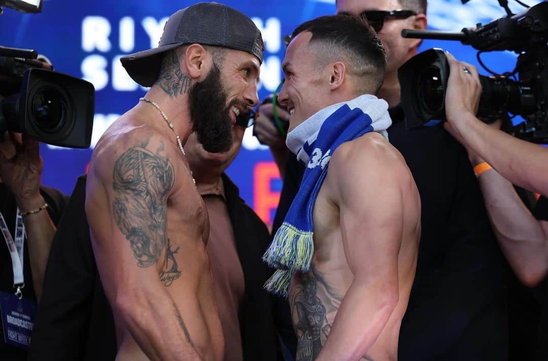 ANTHONY CACACE A LA IZQUIERDA Y A LA DERECHA JOSH WARRINGTON, CARA A CARA TRAS EL PESAJE