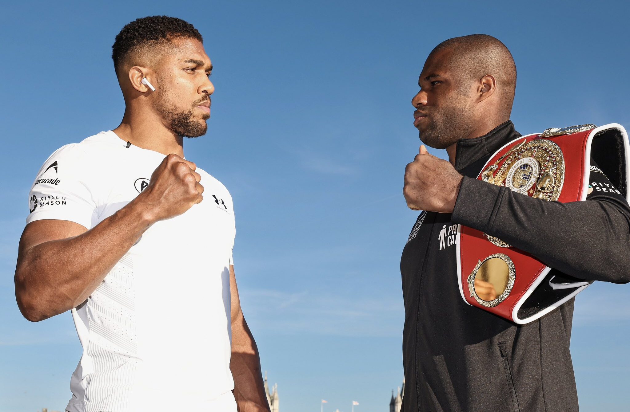 ANTHONY JOSHUA A LA IZQUIERDA Y DANIEL DUBOIS A LA DERECHA, POSAN PARA LA FOTO CARA A CARA