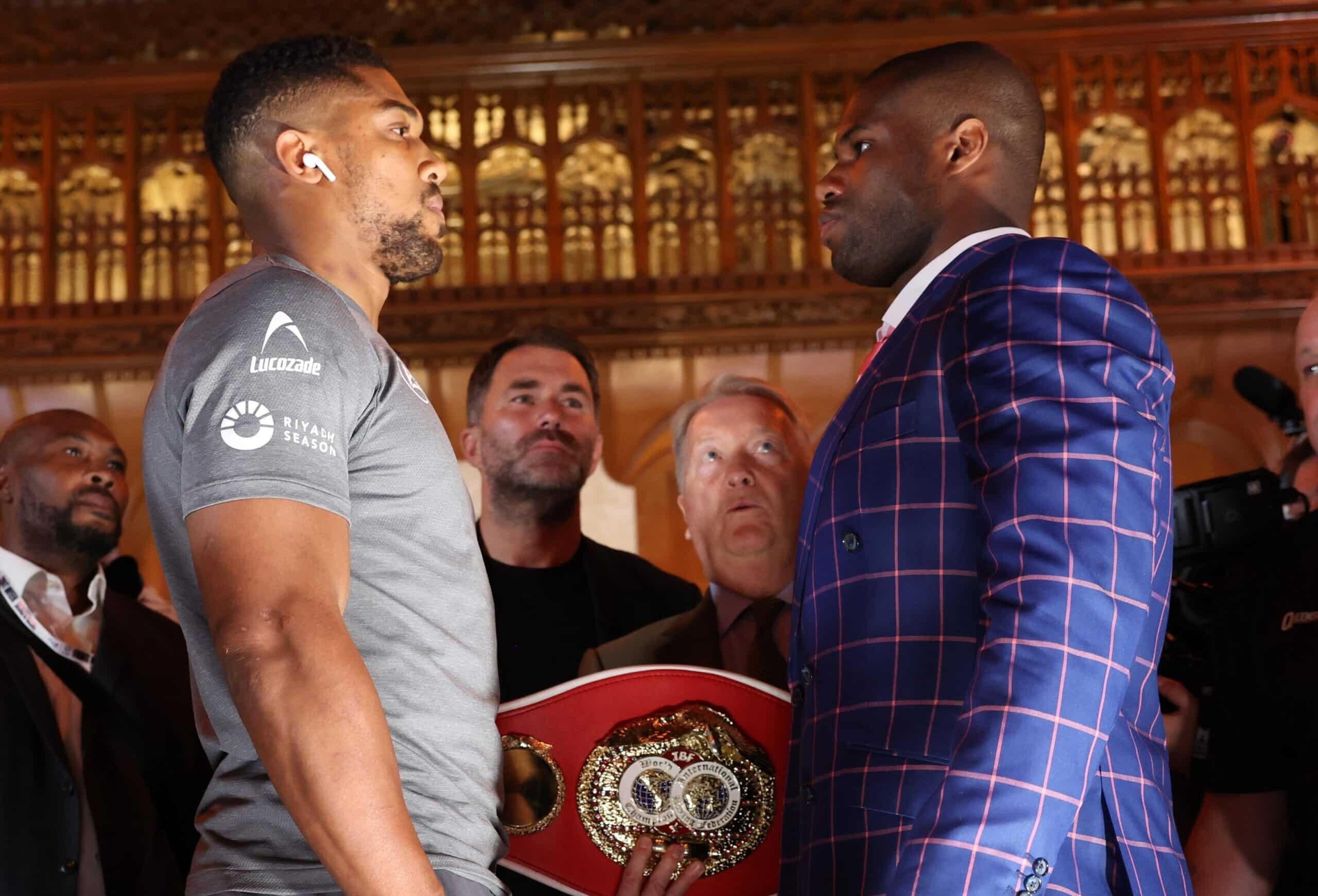 ANTHONY JOSHUA A LA IZQUIERDA Y DANIEL DUBOIS A LA DERECHA, CARA A CARA TRAS LA RUEDA DE PRENSA