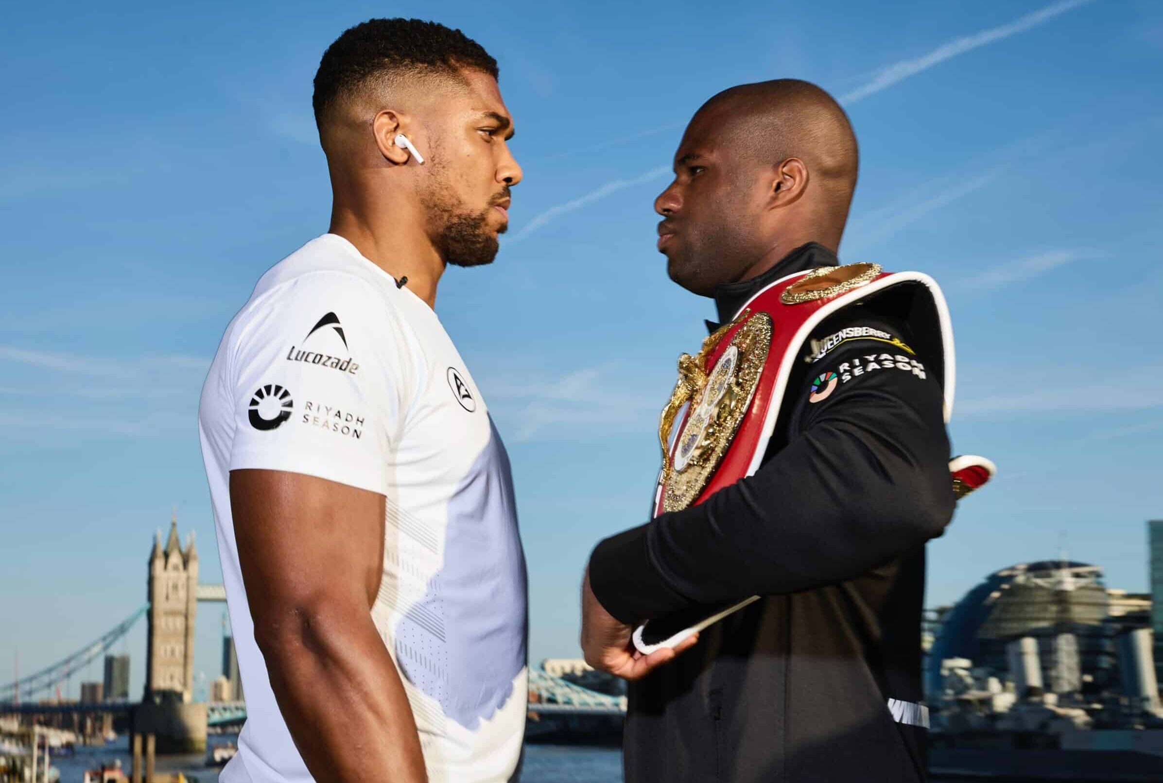 ANTHONY JOSHUA A LA IZQUIERDA Y DANIEL DUBOIS A LA DERECHA, CARA A CARA EN SESIÓN DE FOTOS EN LONDRES