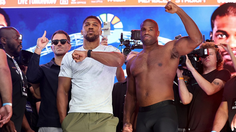 ANTHONY JOSHUA A LA IZQUIERDA Y A LA DERECHA DANIEL DUBOIS, POSAN PARA LA FOTO TRAS EL PESAJE