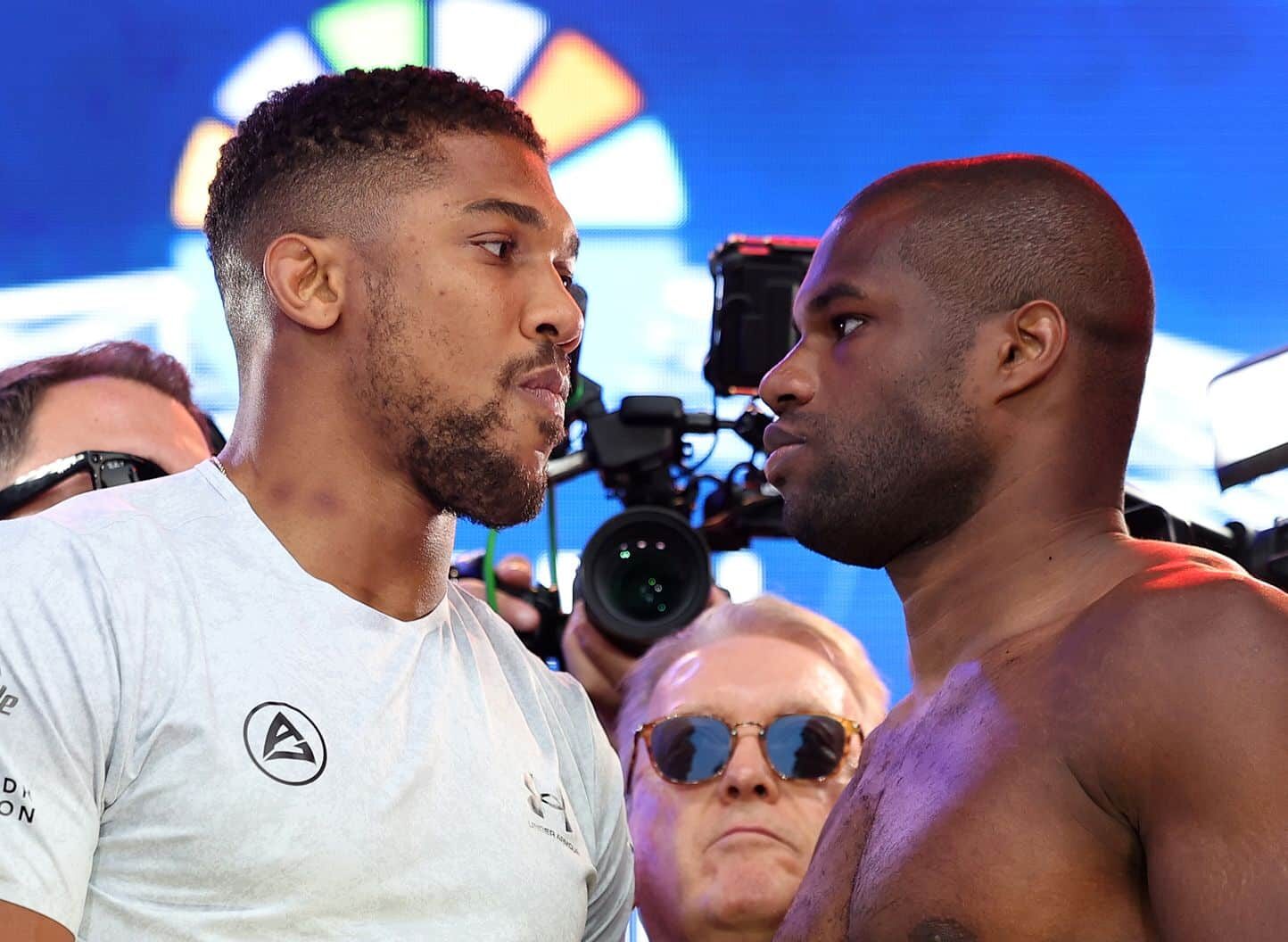 ANTHONY JOSHUA A LA IZQUIERDA Y DANIEL DUBOIS A LA DERECHA, CARA A CARA TRAS EL PESAJE