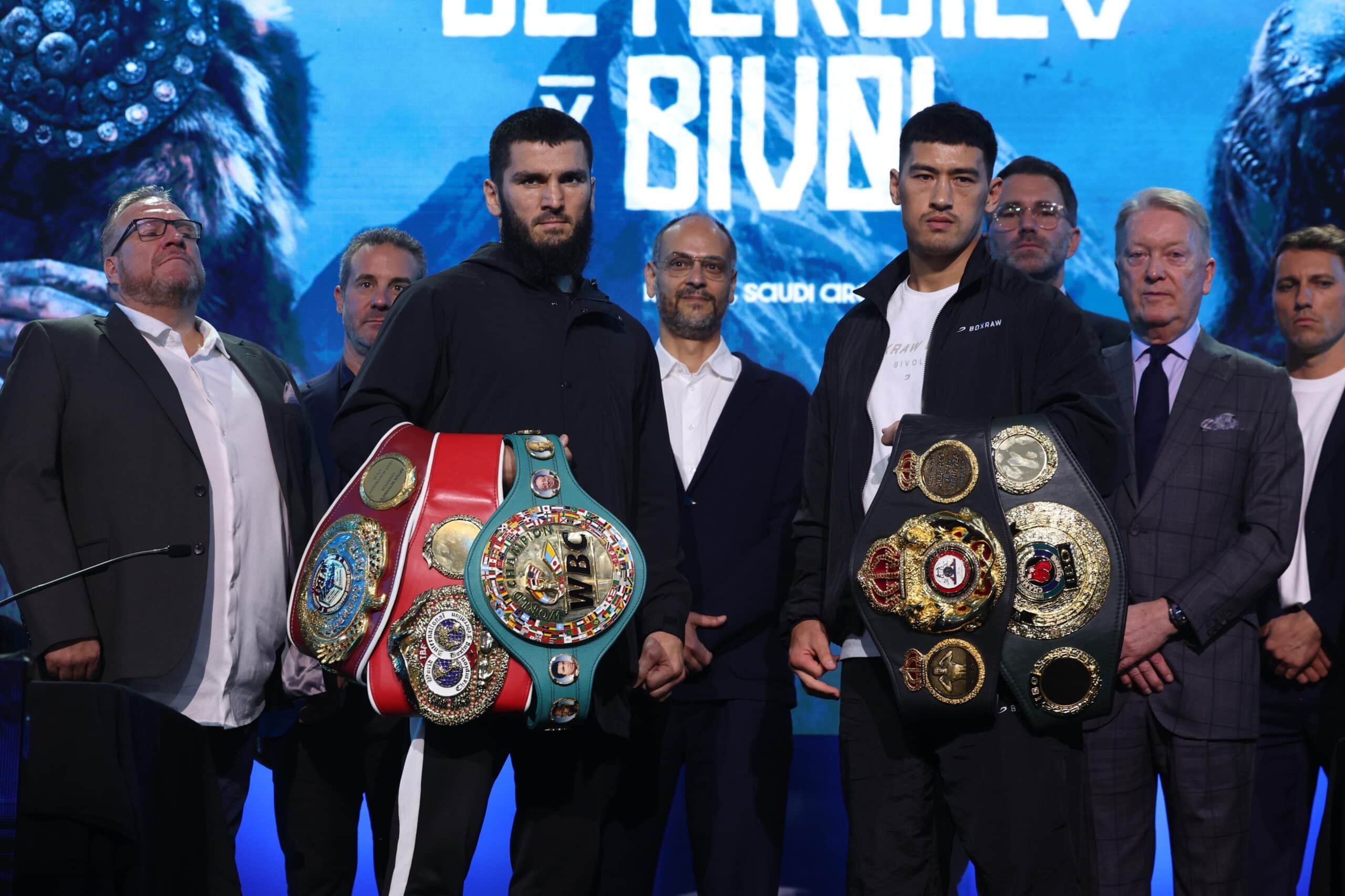 ARTUR BETERBIEV A LA IZQUIERDA Y DMITRY BIVOL A LA DERECHA, POSAN PARA LA FOTO TRAS LA RUEDA DE PRENSA