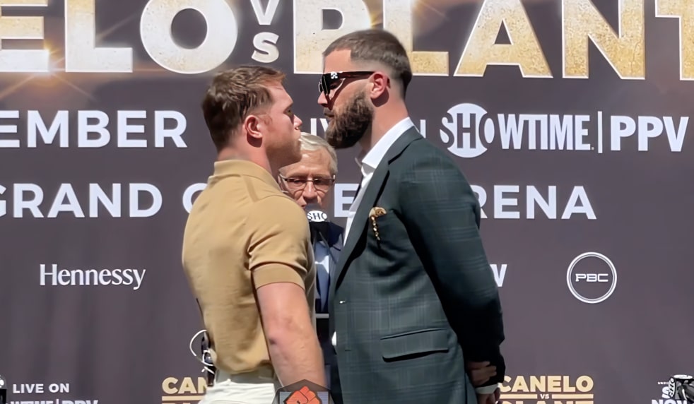 CANELO ÁLVAREZ A LA IZQUIERDA Y CALEB PLANT A LA DERECHA, CARA A CARA PREVIO A SU PELEA EN RUEDA DE PRENSA EN EL 2021