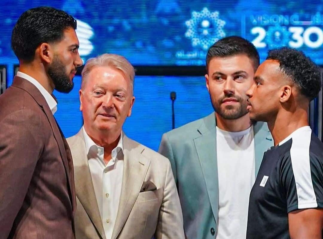 HAMZAH SHEERAZ A LA IZQUIERDA Y TYLER DENNY A LA DERECHA, CARA A CARA TRAS UNA RUEDA DE PRENSA