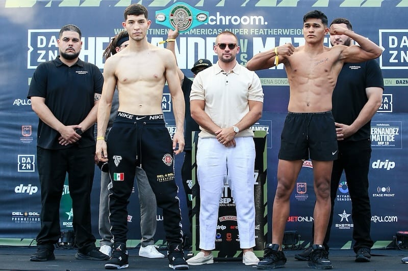 JULIO PORRAS A LA IZQUIERDA E ISAAC TORRES A LA DERECHA, POSAN PARA LA FOTO TRAS EL PESAJE