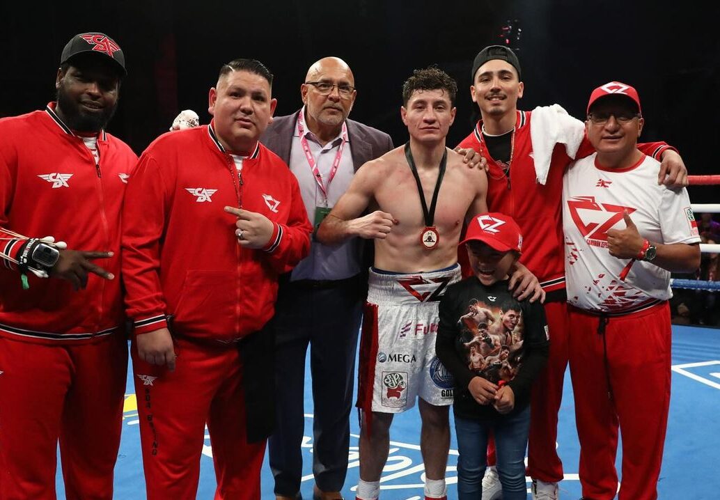 WILLIAM CAMARÓN ZEPEDA POSA PARA LA FOTO CON SU EQUIPO TRAS UNA VICTORIA