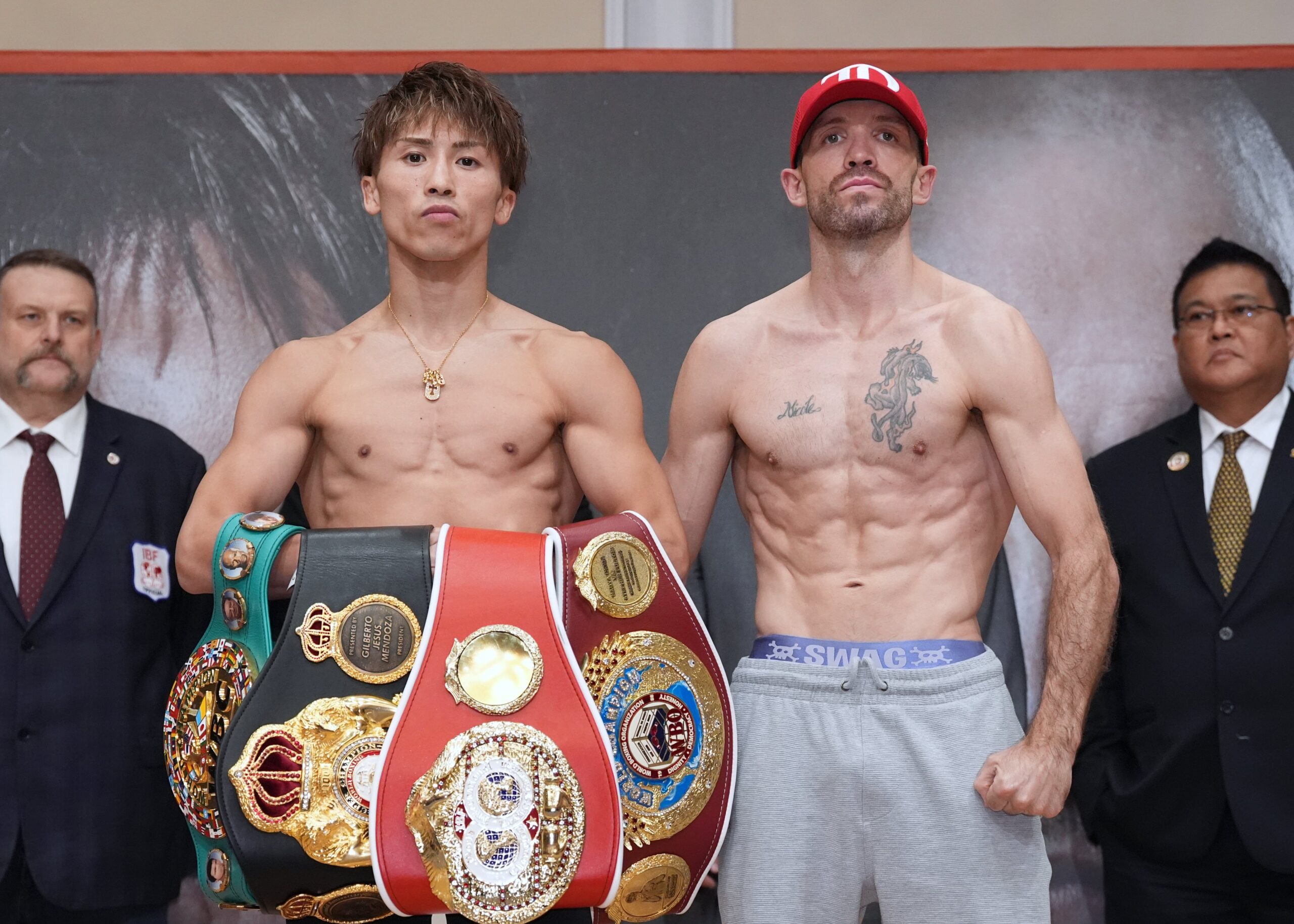 NAOYA INOUE A LA IZQUIERDA Y TJ DOHENY A LA DERECHA, POSAN PARA LA FOTO TRAS EL PESAJE