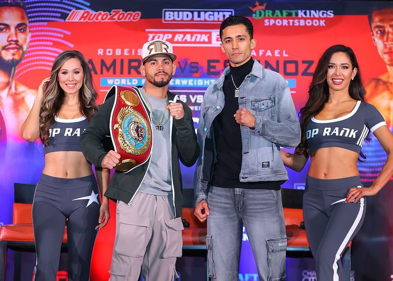 ROBEISY RAMÍREZ A LA IZQUIERDA Y RAFAEL ESPINOZA A LA DERECHA, POSAN PARA LA FOTO TRAS RUEDA DE PRENSA PREVIO A LA PRIMERA PELEA