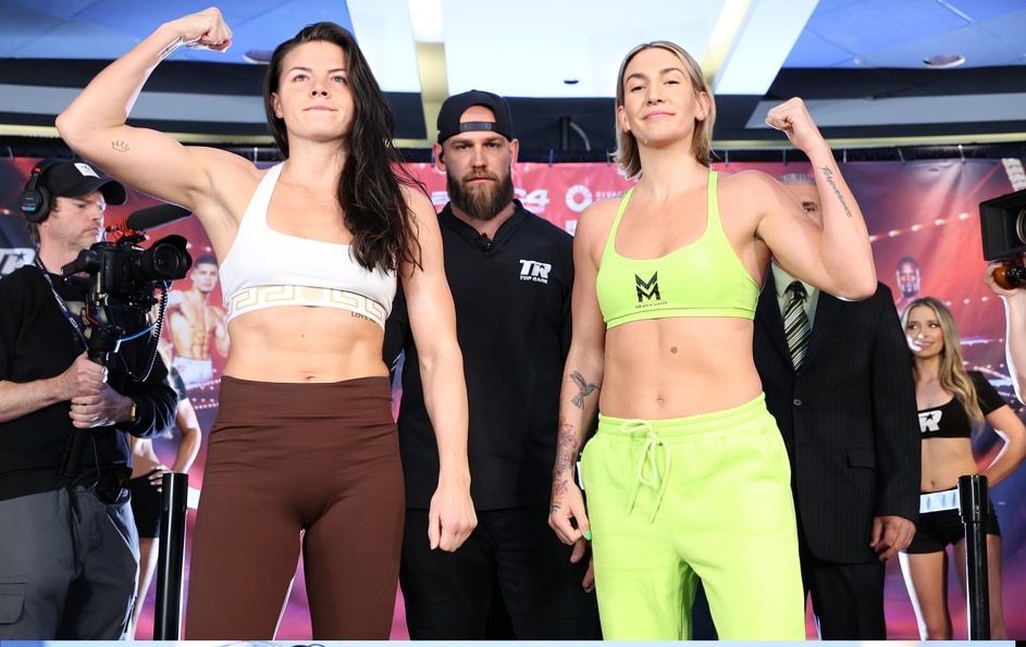 SANDY RYAN A LA IZQUIERDA, Y MIKAELA MAYER A LA DERECHA, POSAN PARA LA FOTO TRAS EL PESAJE