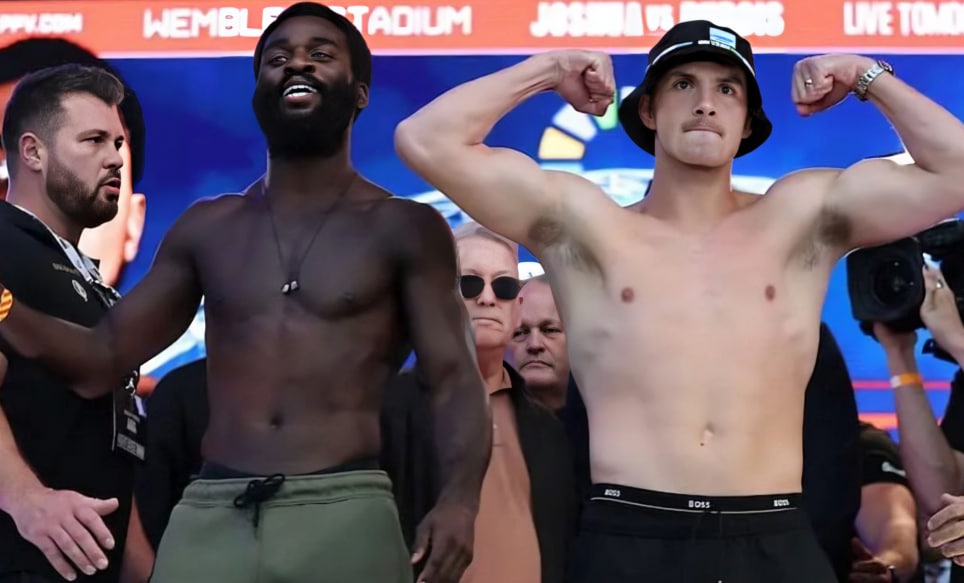 JOSHUA BUATSI A LA IZQUIERDA Y WILLY HUTCHINSON A LA DERECHA, POSAN PARA LA FOTO TRAS EL PESAJE