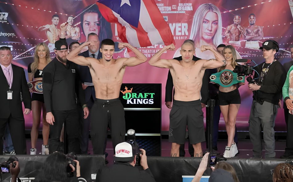 XANDER ZAYAS A LA IZQUIERDA Y DAMIÁN SOSA A LA DERECHA, POSAN PARA LA FOTO TRAS EL PESAJE