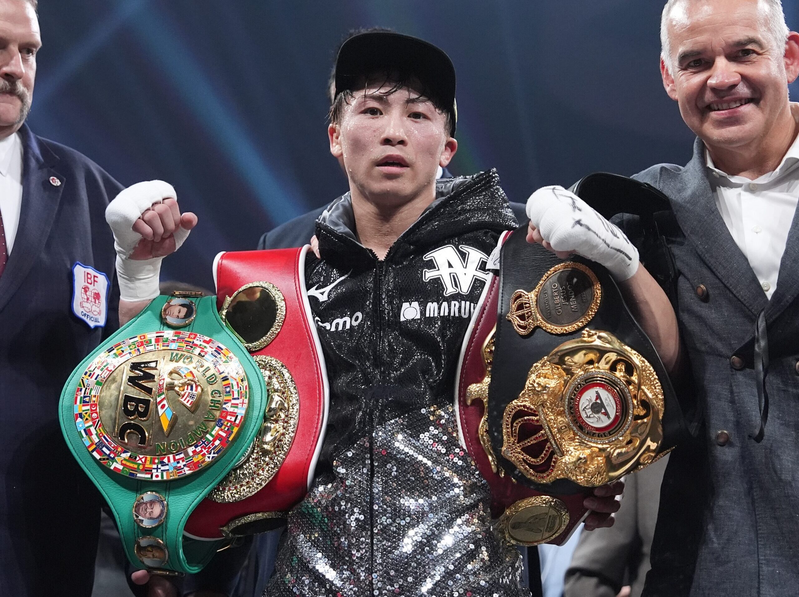 NAOYA INOUE POSA PARA LA FOTO CON SUS TÍTULOS TRAS EL TRIUNFO ANTE TJ DOHENY