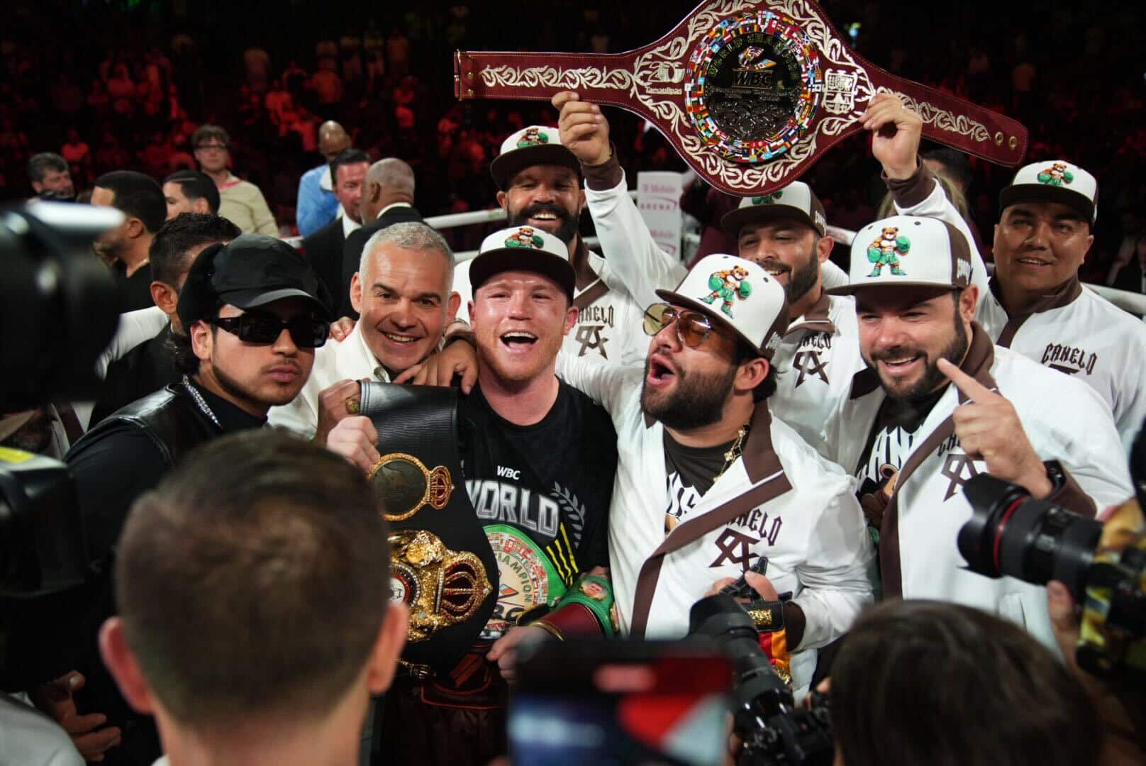 SAÚL CANELO ÁLVAREZ FESTEJA LA VICTORIA ANTE ÉDGAR BERLANGA