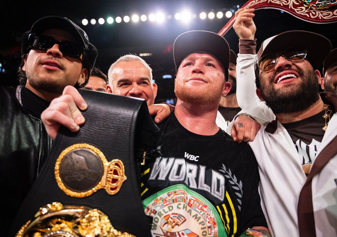 CANELO ÁLVAREZ POSA PARA LA FOTO TRAS LA VICTORIA ANTE ÉDGAR BERLANGA