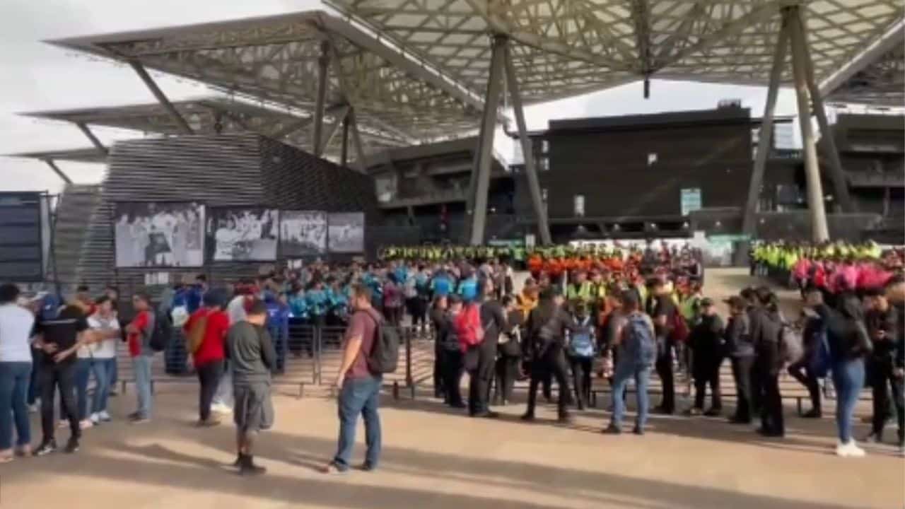 AFICINOADOS EN EL ESTADIO HARP HELÚ