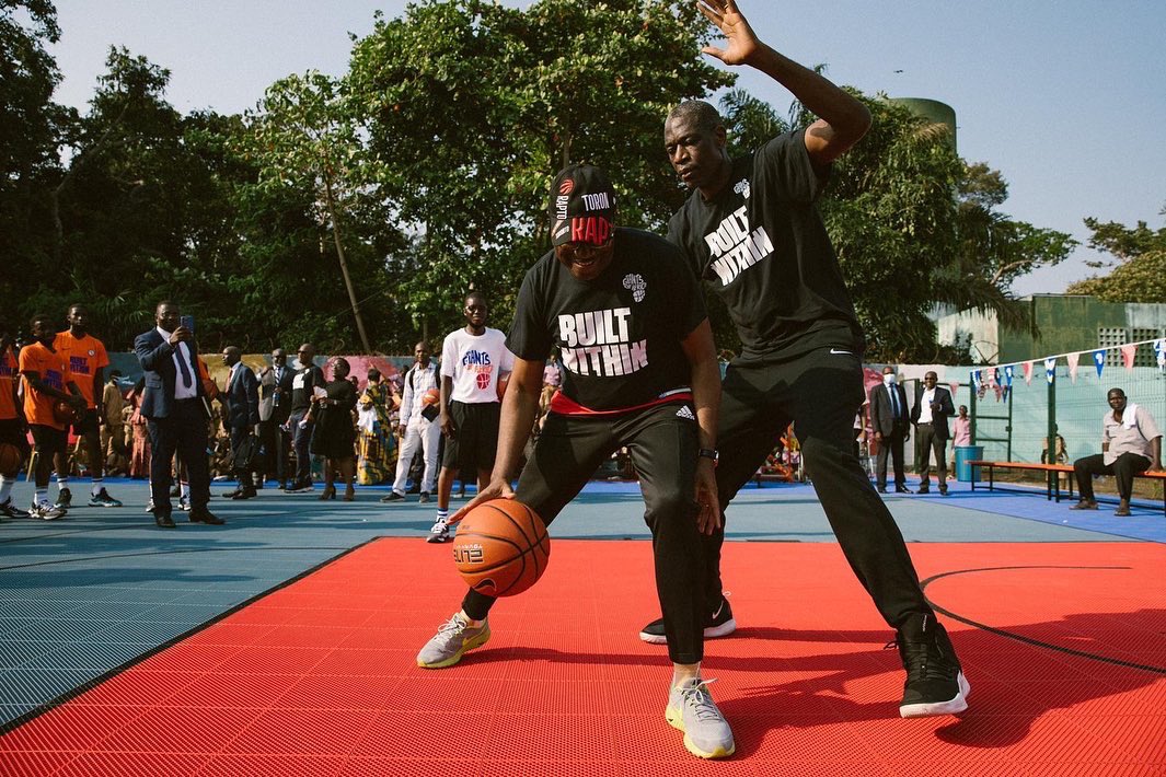 Mutombo se unió a su comunidad del Congo luego de su retiro.