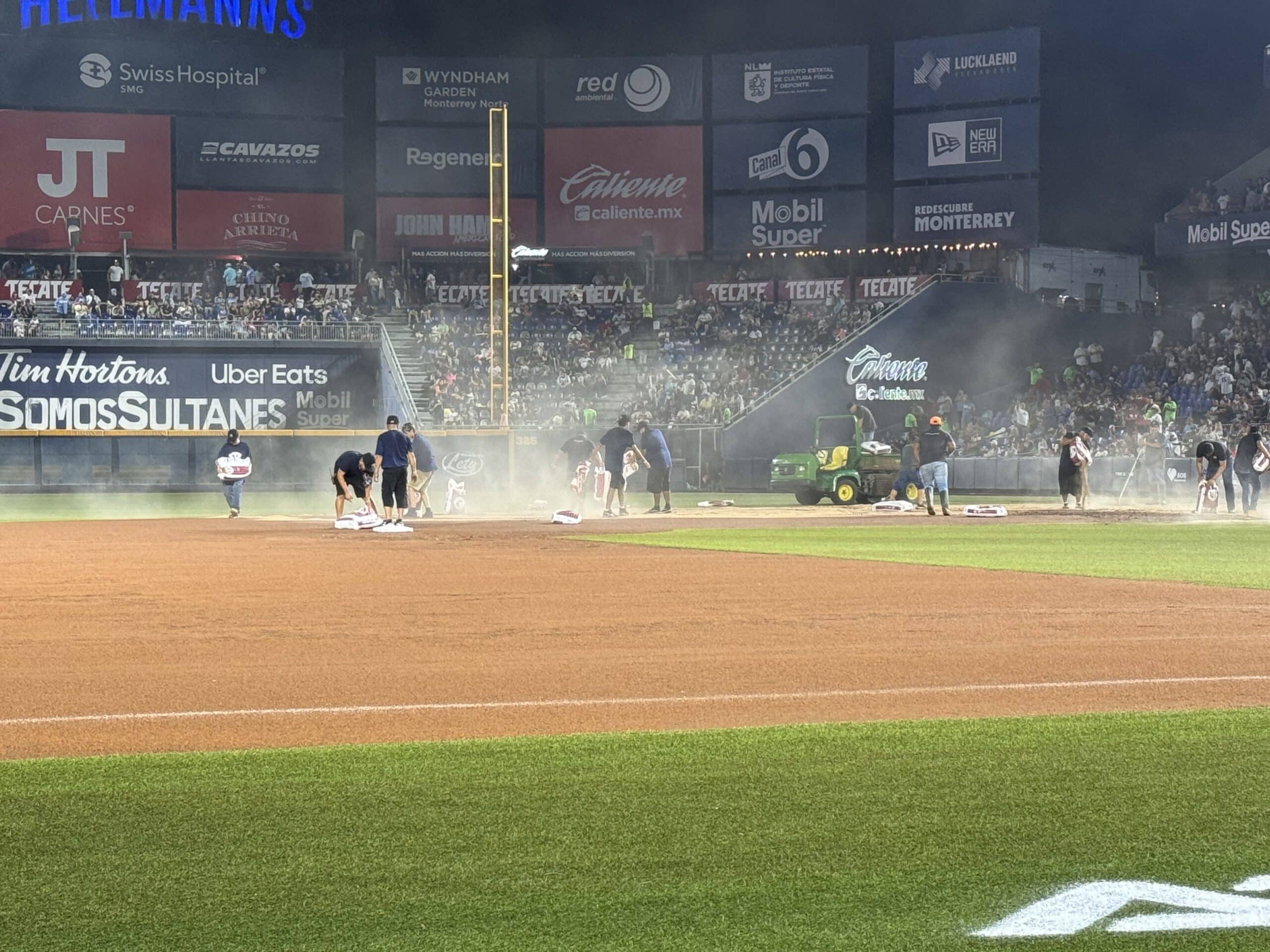 El equipo de mantenimiento del estadio trabajo fuerte en el terreno de juego.