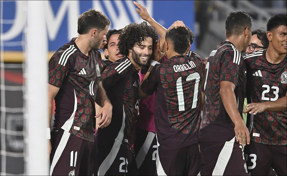 César Huerta festeja uno de los goles de México ante Nueva Zelanda.