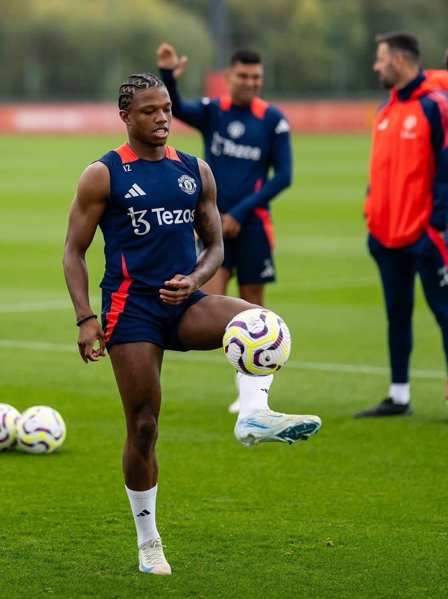 Kobbie Mainoo en entrenamiento con el Man United.