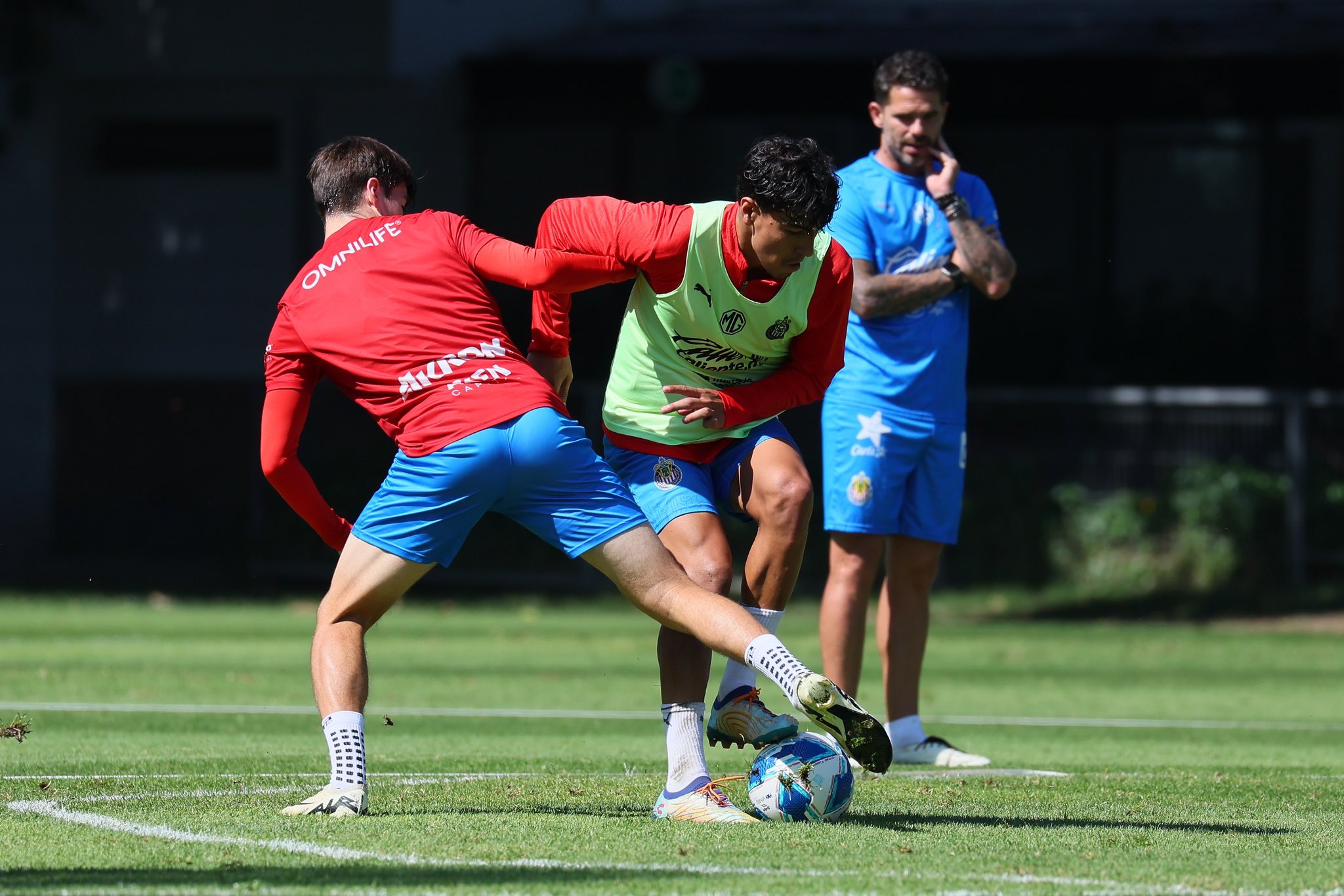 Jugadores de Chivas en entrenamiento previo al Clásico Nacional.