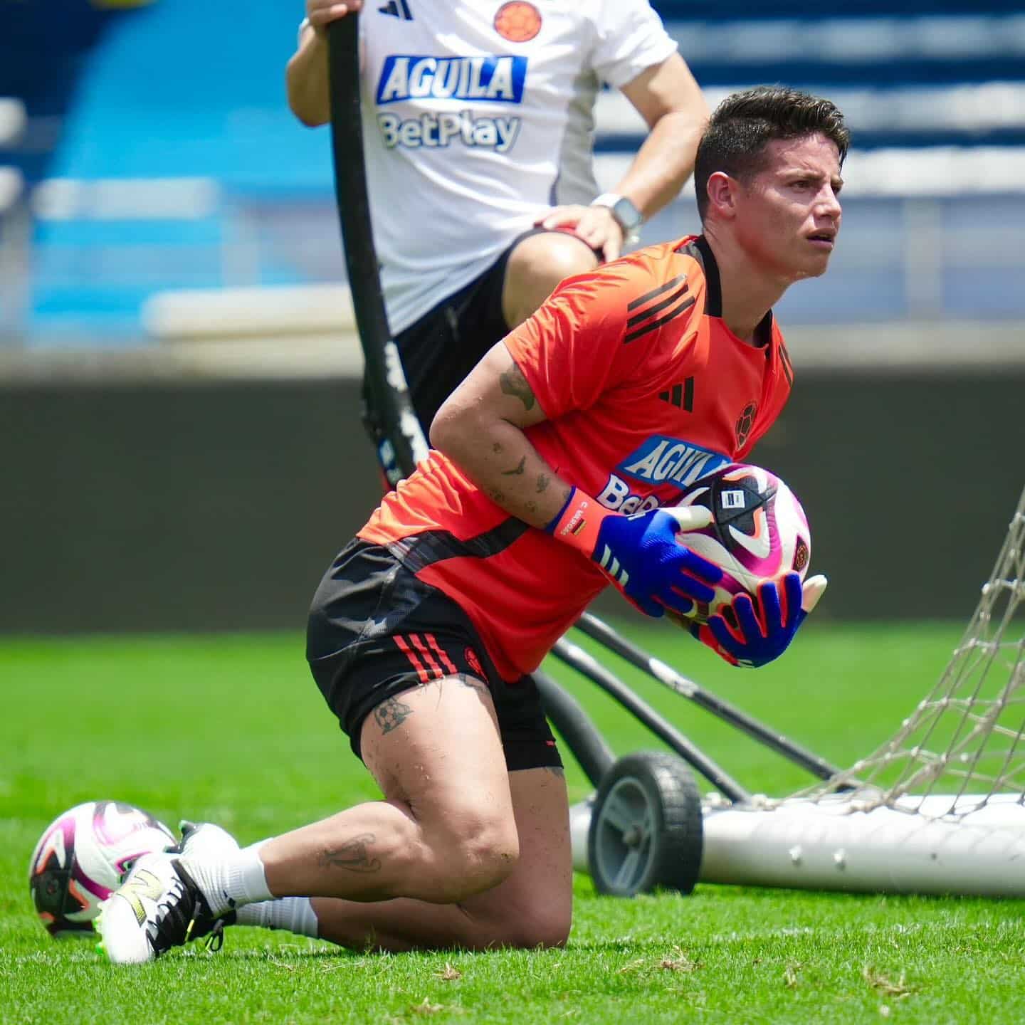 James Rodríguez fungiendo como portero en el entrenamiento de Colombia.