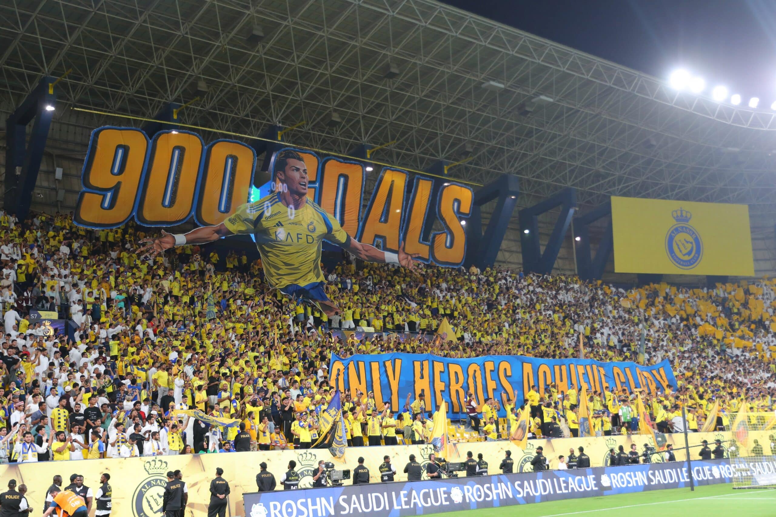 Aficionados del Al Nassr celebran en su estadio los 900 goles de Cristiano Ronaldo.