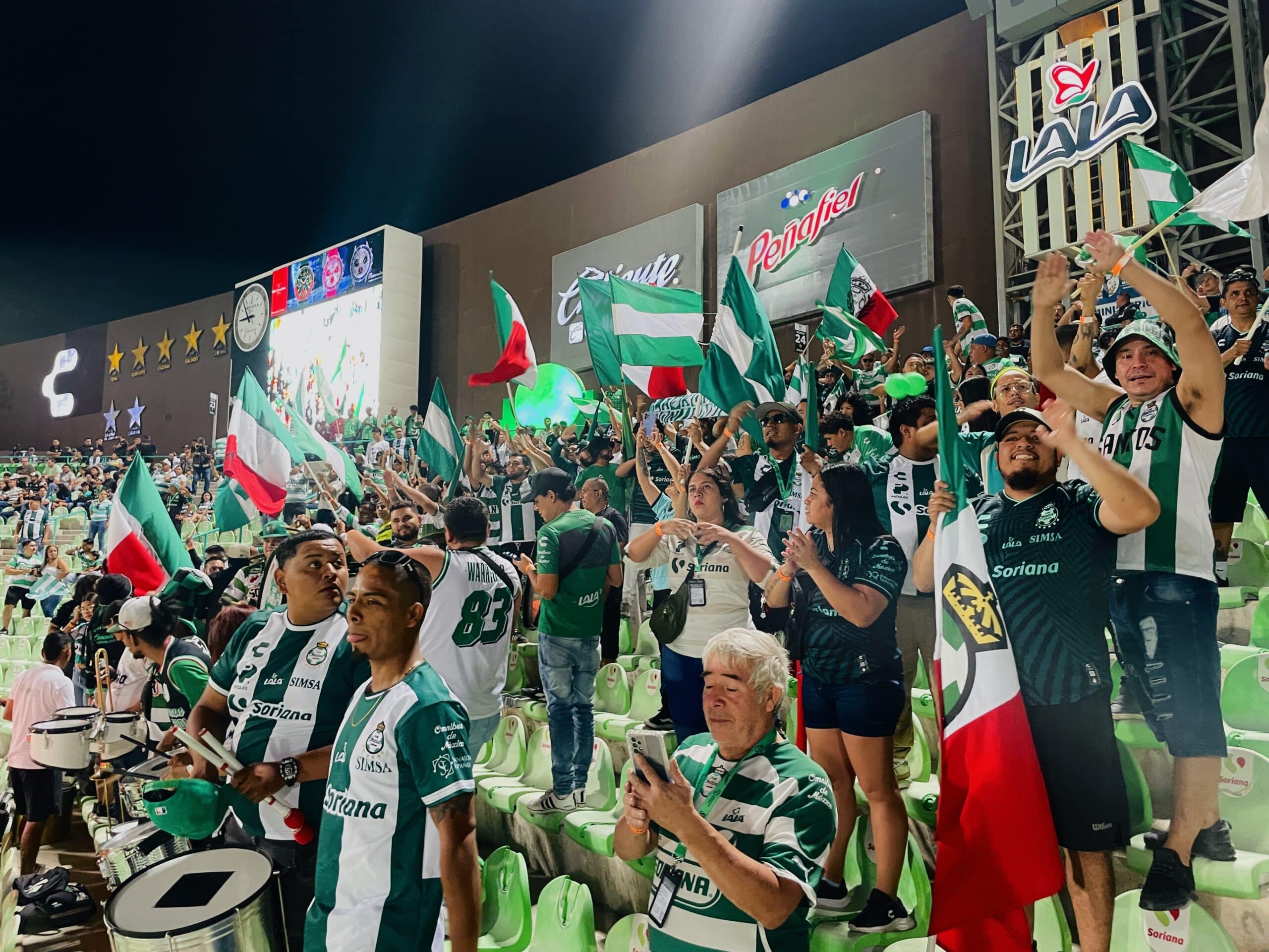 Aficionados de Santos Laguna en partido del Apertura 2024.