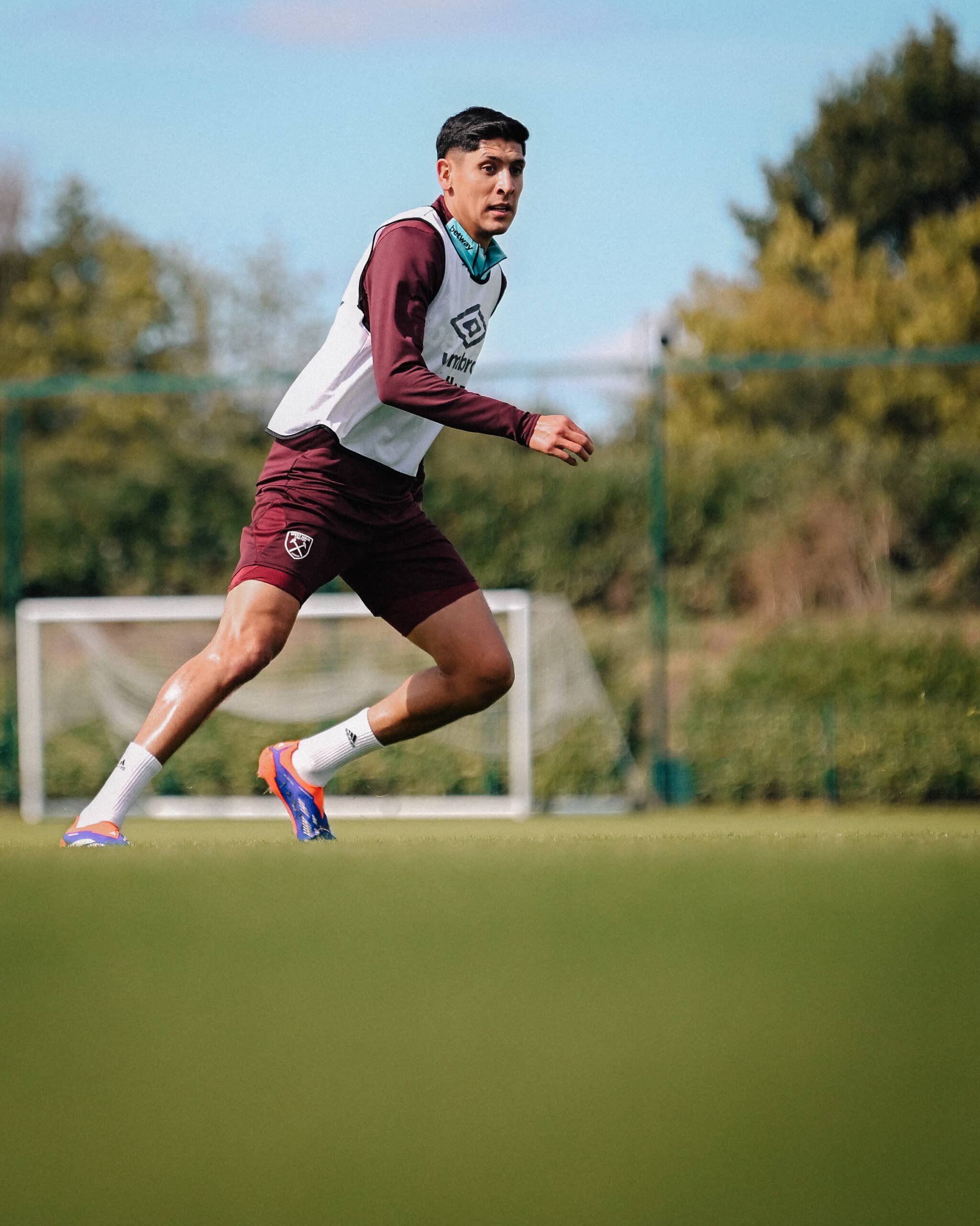 Edson Álvarez en entrenamiento con el West Ham.