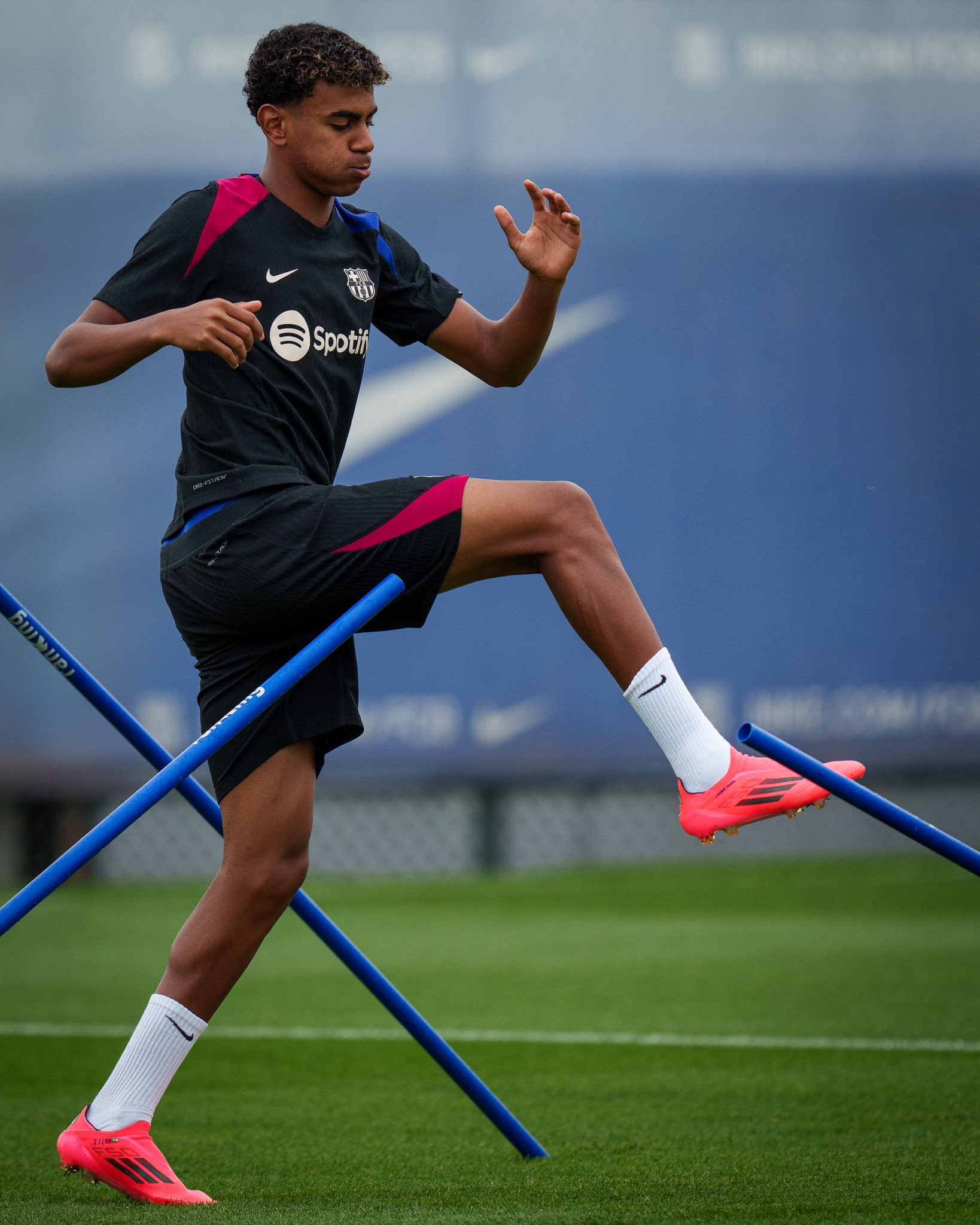 Lamine Yamal en entrenamiento con el Barcelona.