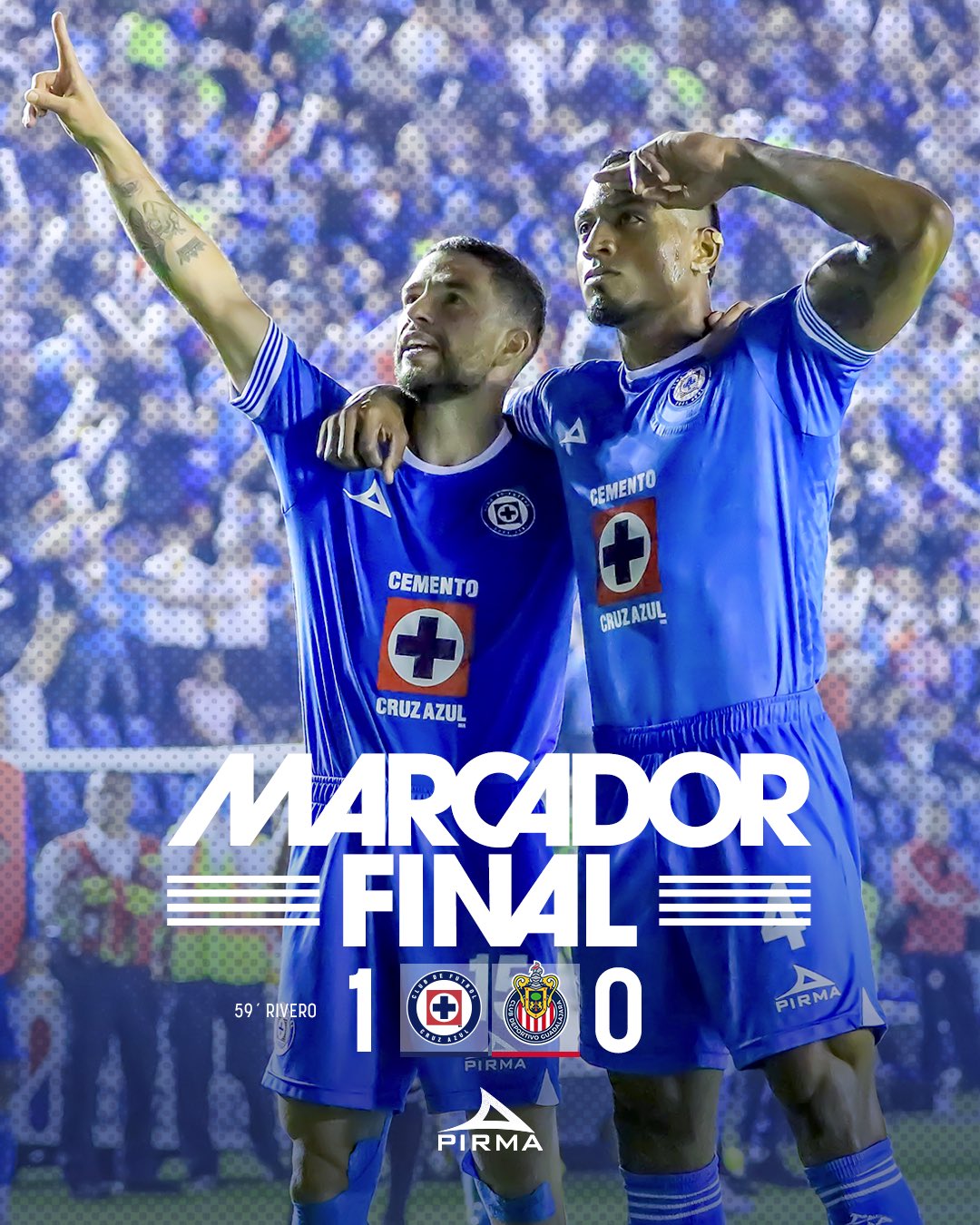 Jugadores de Cruz Azul festejan su triunfo en casa ante Chivas.