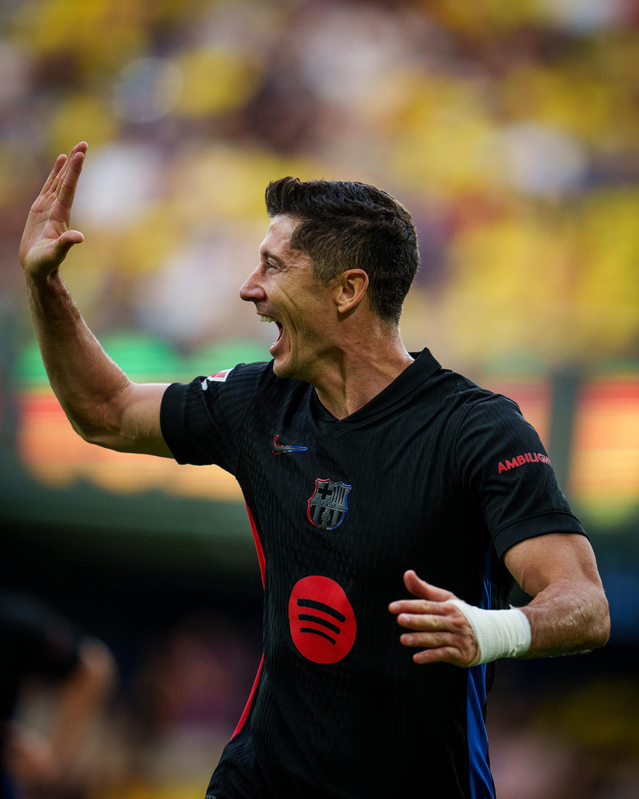 Robert Lewandowski festeja su gol seis de la temporada 2024-2025.