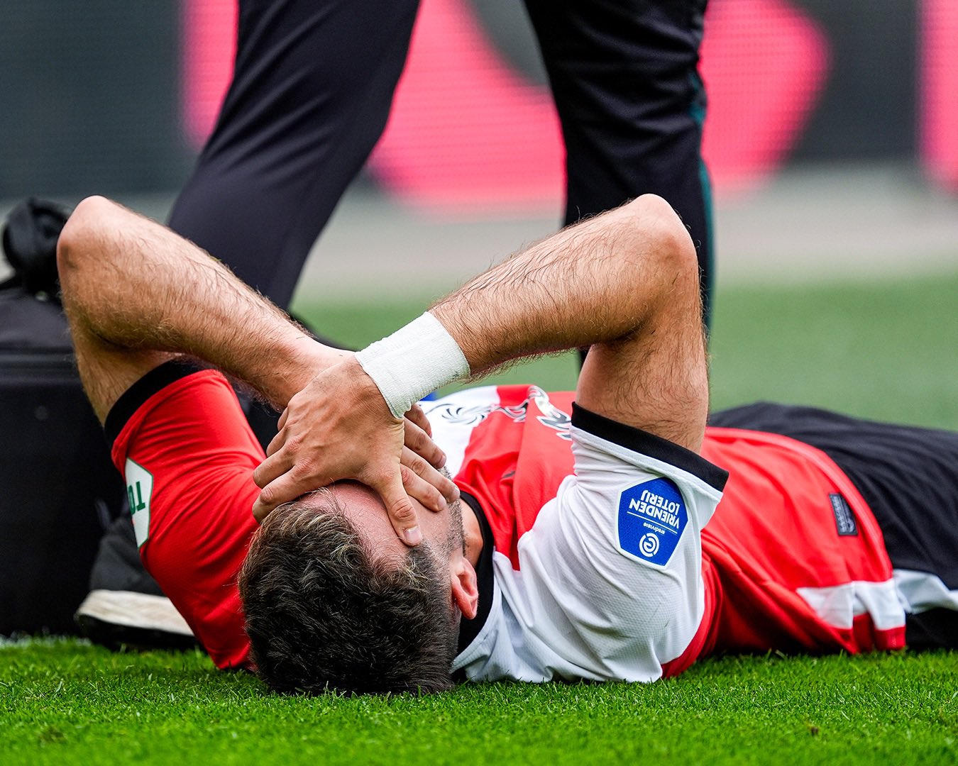 Santiago Giménez tras lesionarse el domingo con el Feyenoord.