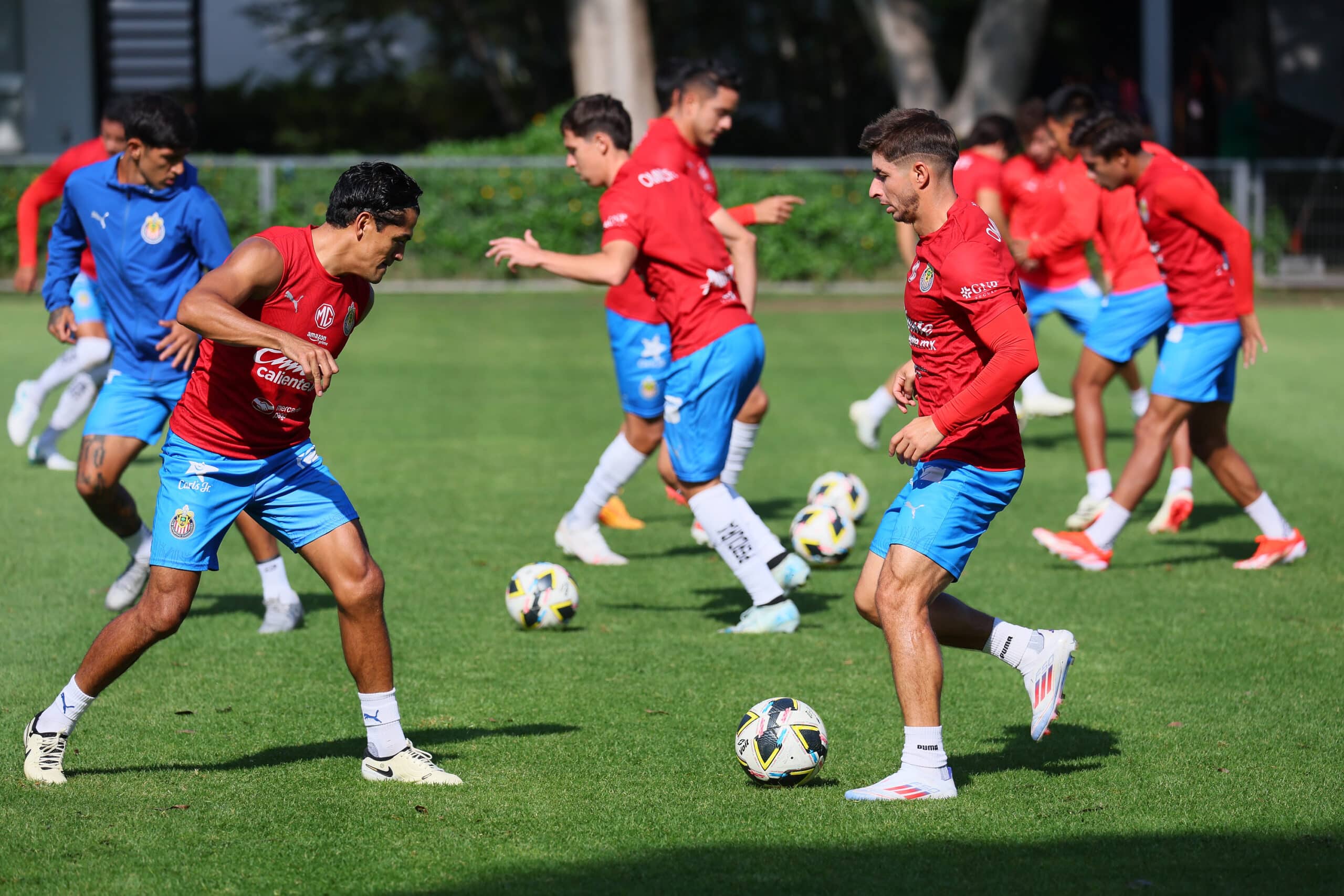 Jugadores de Chivas en entrenamiento previo al Clásico Tapatío.