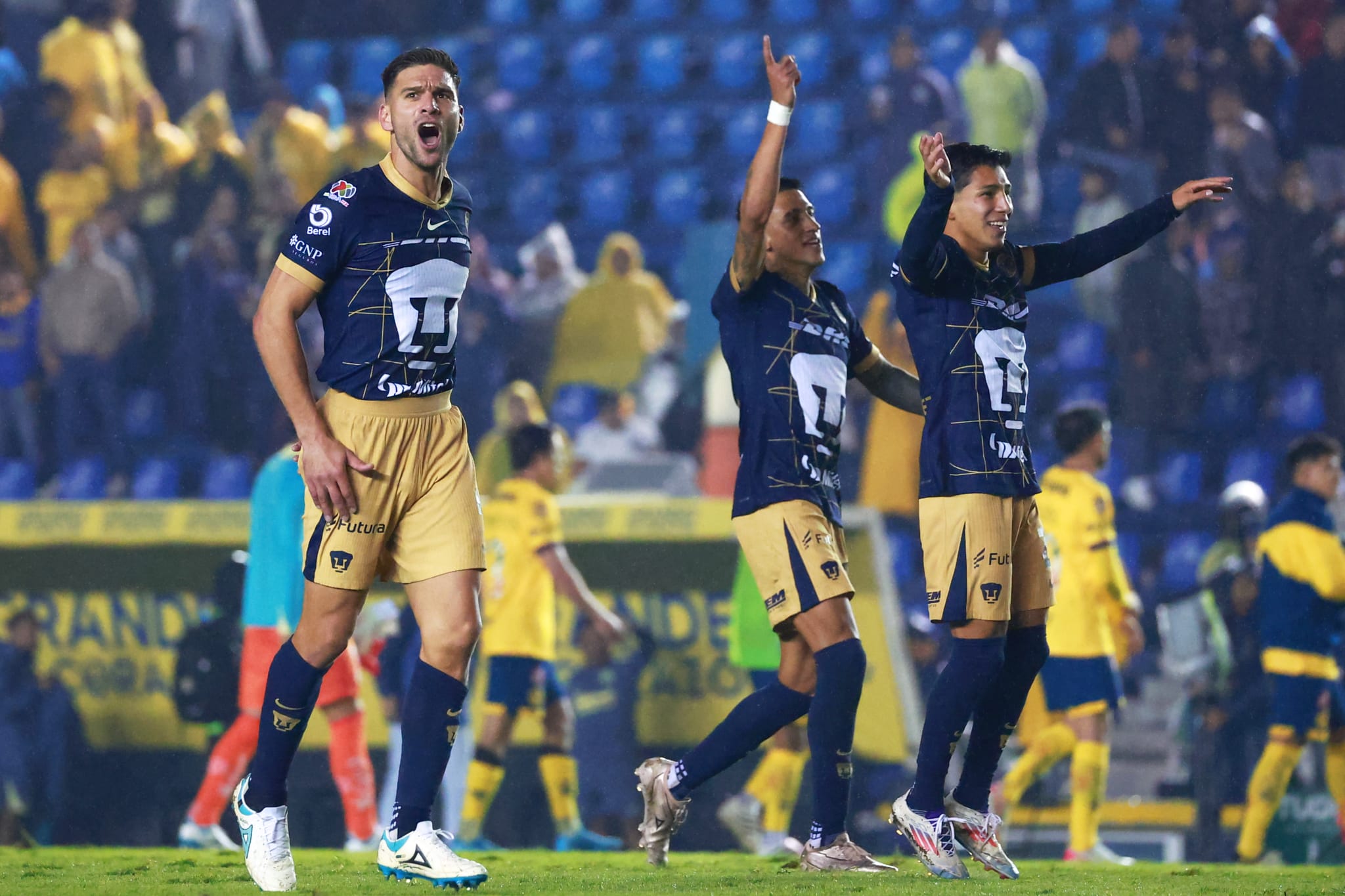 Jugadores de Pumas tras el triunfo ante América en la fecha 10.