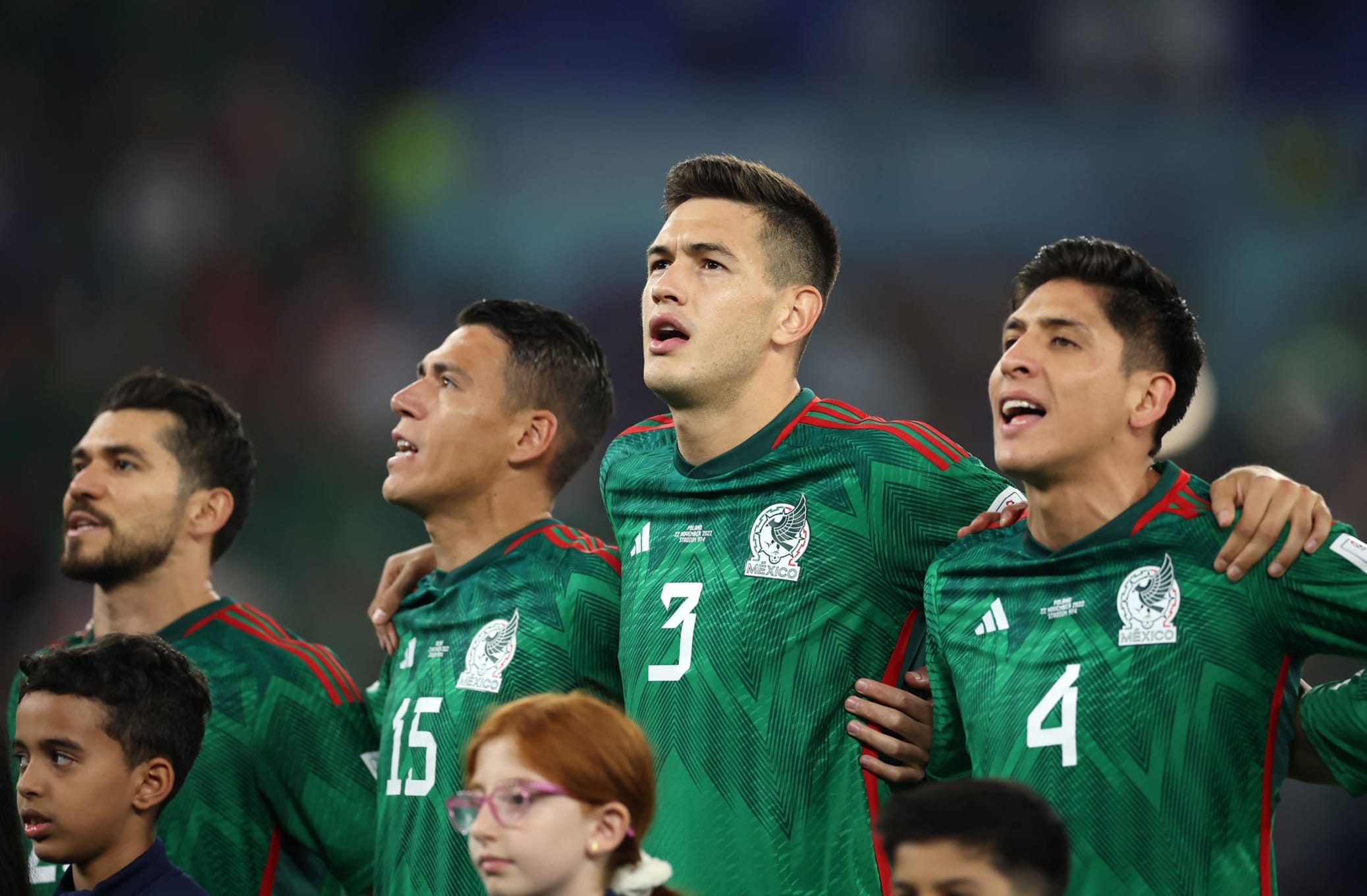 César Montes dentro de un partido de la Selección Mexicana.