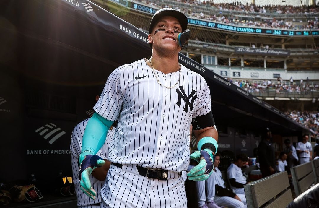 AARON JUDGE SONRÍE DURANTE UN JUEGO DE LOS YANKEES TRAS PEGAR UN JONRÓN