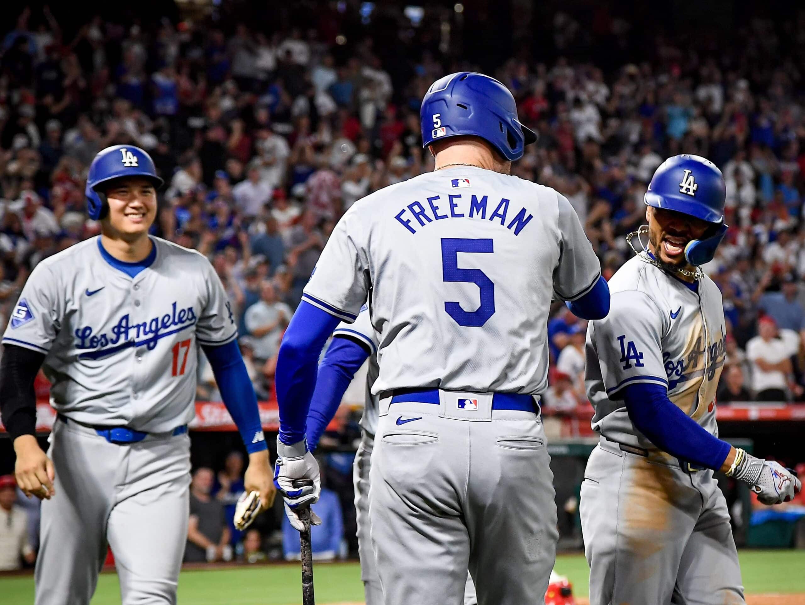 SHOHEI OHTANI, FREDDIE FREEMAN Y MOOKIE BETTS DE LOS DODGERS, CELEBRAN UNA CARRERA